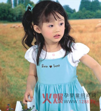 С��B��ͯ�b չ�F��һ�ӵ�С���Ļ�