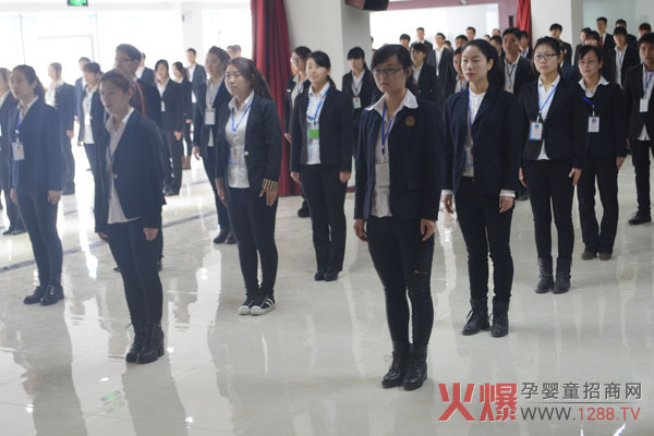 團結奮進的火爆網工作人員