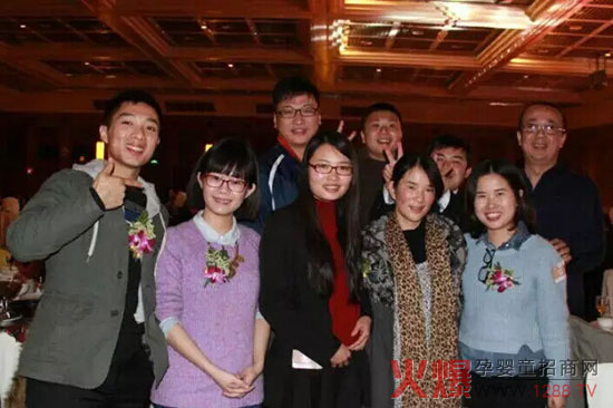 朋禾營銷小分隊與登康領導的合照