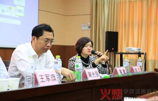 高級營養師潘敏女士現場為經銷商解答問題