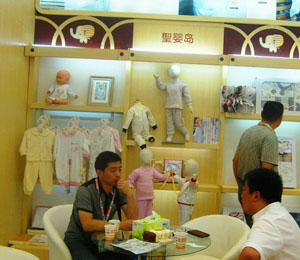 圣嬰島嬰幼兒服飾店面展示