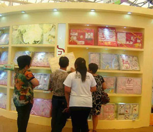 圣嬰島嬰幼兒服飾店面展示